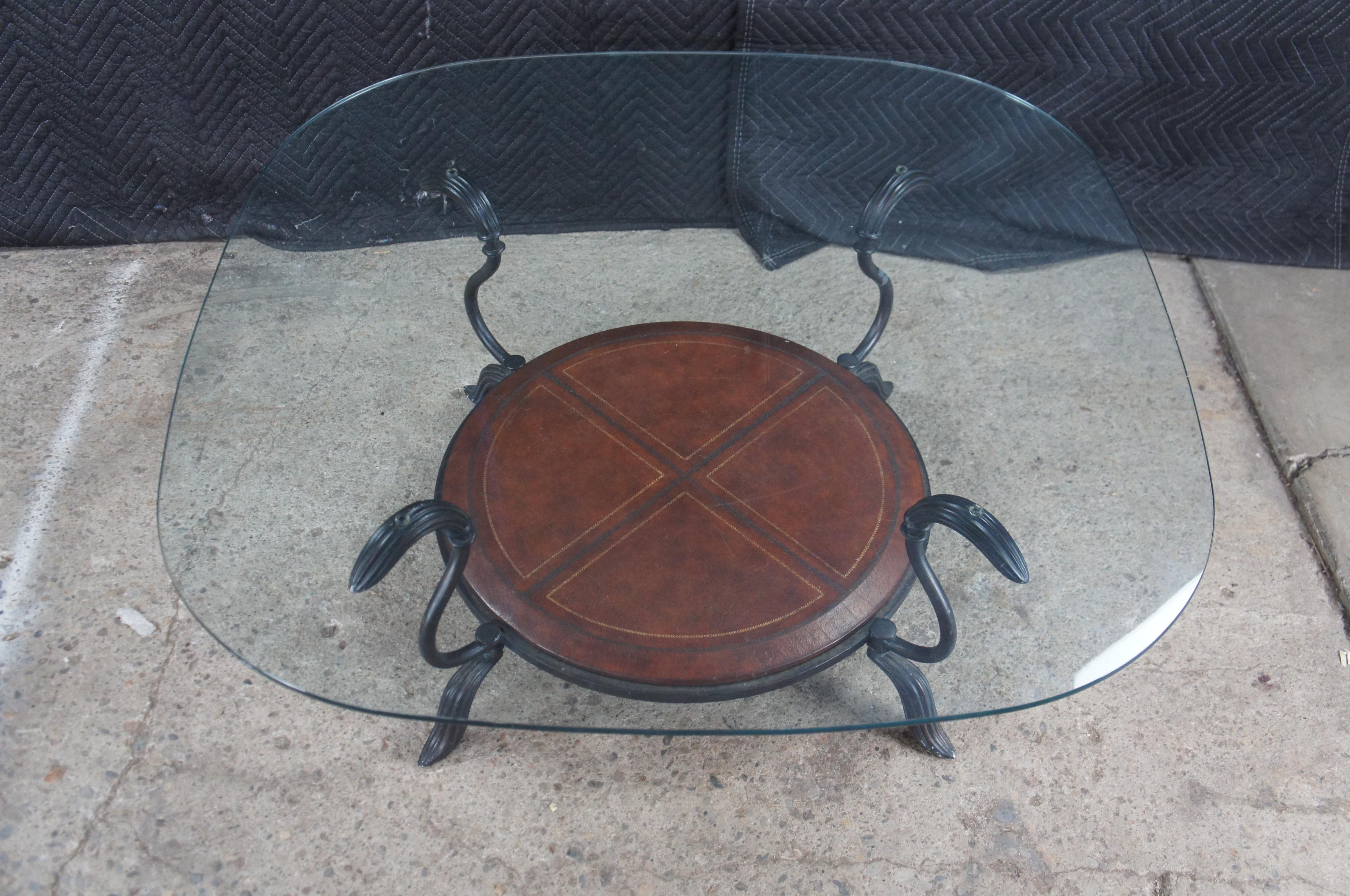 20ième siècle La Barge Table Cocktail Tables à étages en fer, cuir tolélé et verre poli 42 en vente