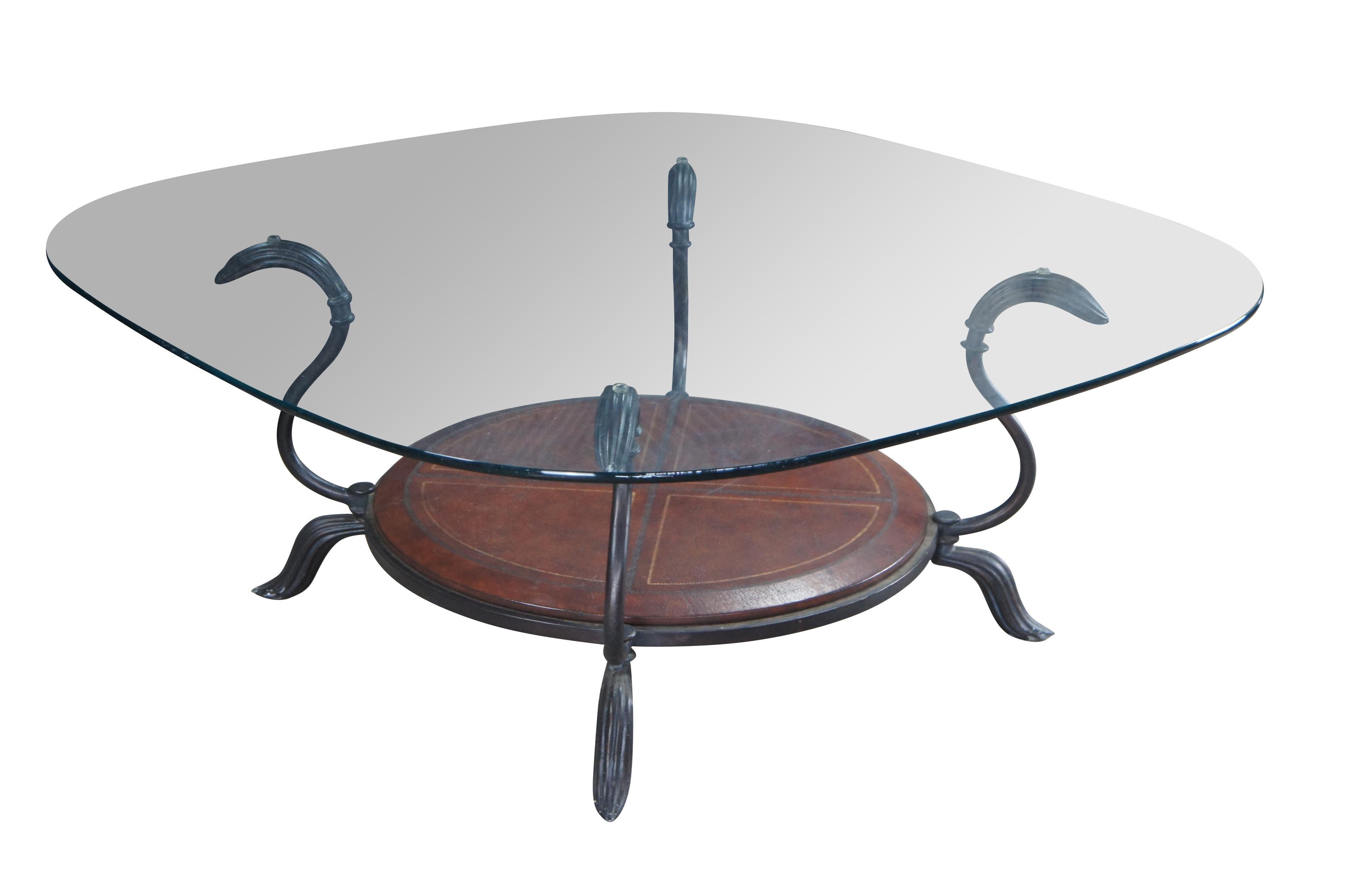 Table basse contemporaine de LaBarge, vers les années 1990.   Le plateau en verre poli au crayon est surmonté d'un piètement en fer à l'allure sinueuse et d'un plateau inférieur en cuir estampé.  

Dimensions :
42