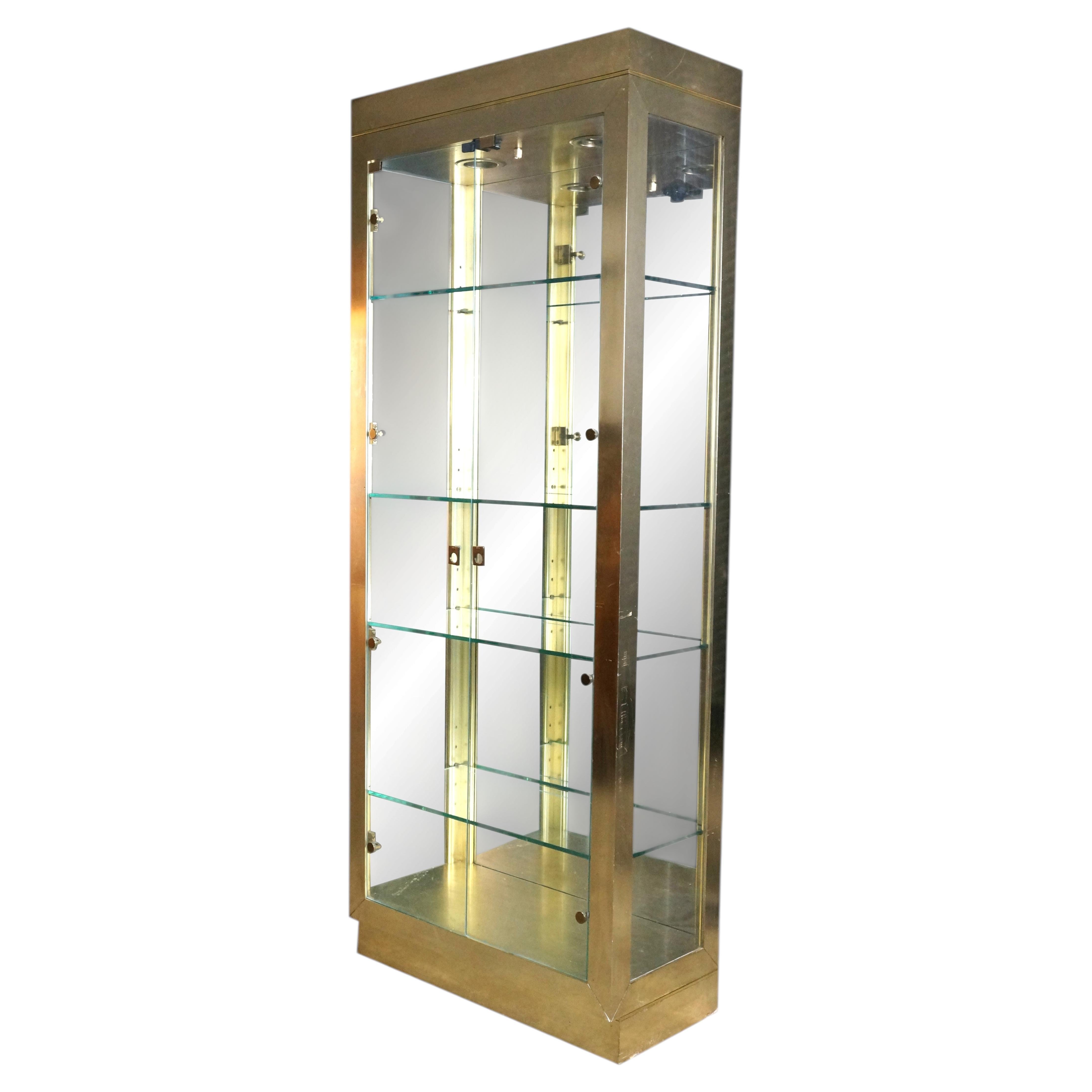 Vitrine de collection vintage Hollywood Regency en laiton et verre, style MCM, 80" en vente