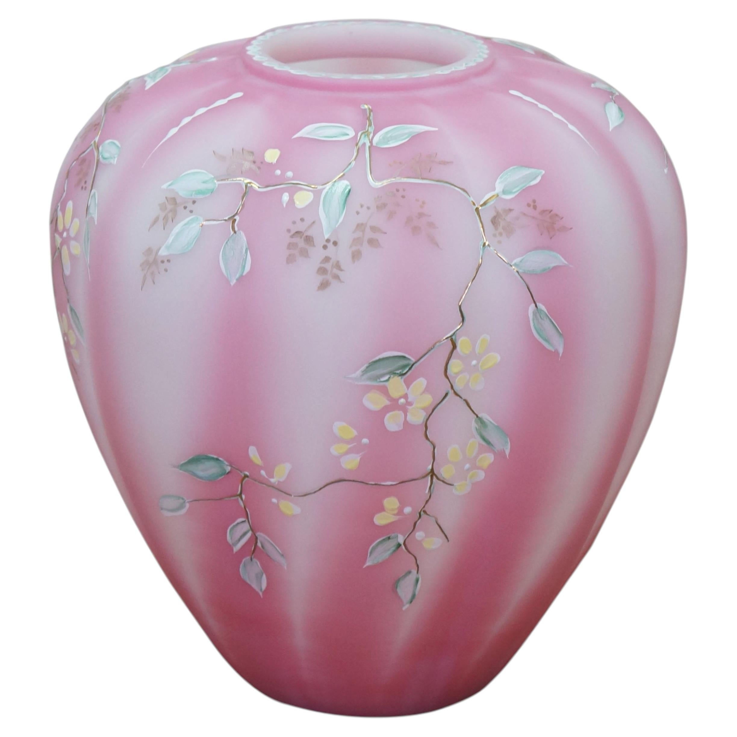 1992 Fenton Rosalene, rosa, mit ineinander verschlungenen Blumenmotiven, Satin-Glas, Melonenvase/Urne, 7" im Angebot