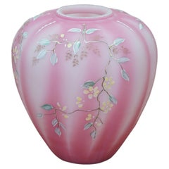 Vase-urne en verre satiné « Fenton Rosalene Pink Twining Floral » en forme de melon, 1992, 7 pouces