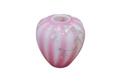 Vase-urne en verre satiné « Fenton Rosalene Pink Twining Floral » en forme de melon, 1992, 7 pouces