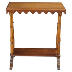 Table d'appoint victorienne Eastlake d'époque, à deux niveaux, en noyer, avec tablier en dents de scie, 25"