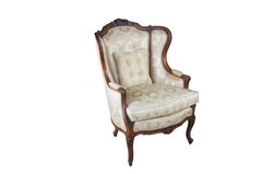 2 sillones antiguos franceses de estilo Luis XV, de nogal, tipo «fauteuil bergère» con respaldo alado