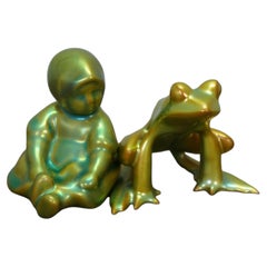 Zsolnay Eosin: statuine ungheresi Art Déco con rana e ragazzina, verde iridescente, 3"