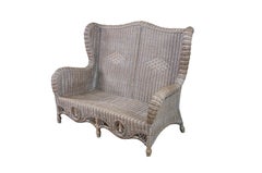 Grand canapé-banquette à dossier ailé en osier tressé, style néo-victorien