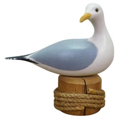 Escultura vintage de una gaviota real, tallada a mano en madera de pino por Lynda C. Bryan, con motivos de la fauna silvestre