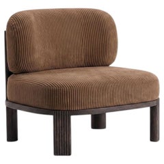 Sillón 111 en tejido «Peony Dunbar 91» y madera de nogal, de Collector