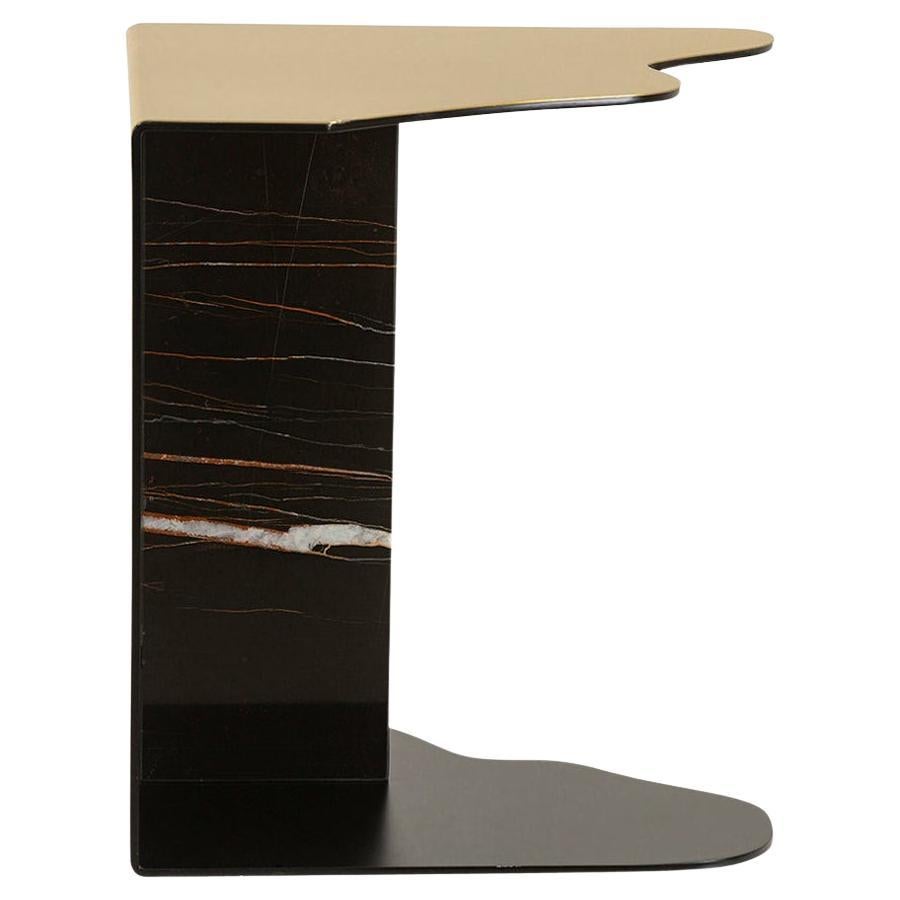 Table d'appoint brute moderne du milieu du siècle, Sahara Noir Marbre, fabriquée à la main par Greenapple