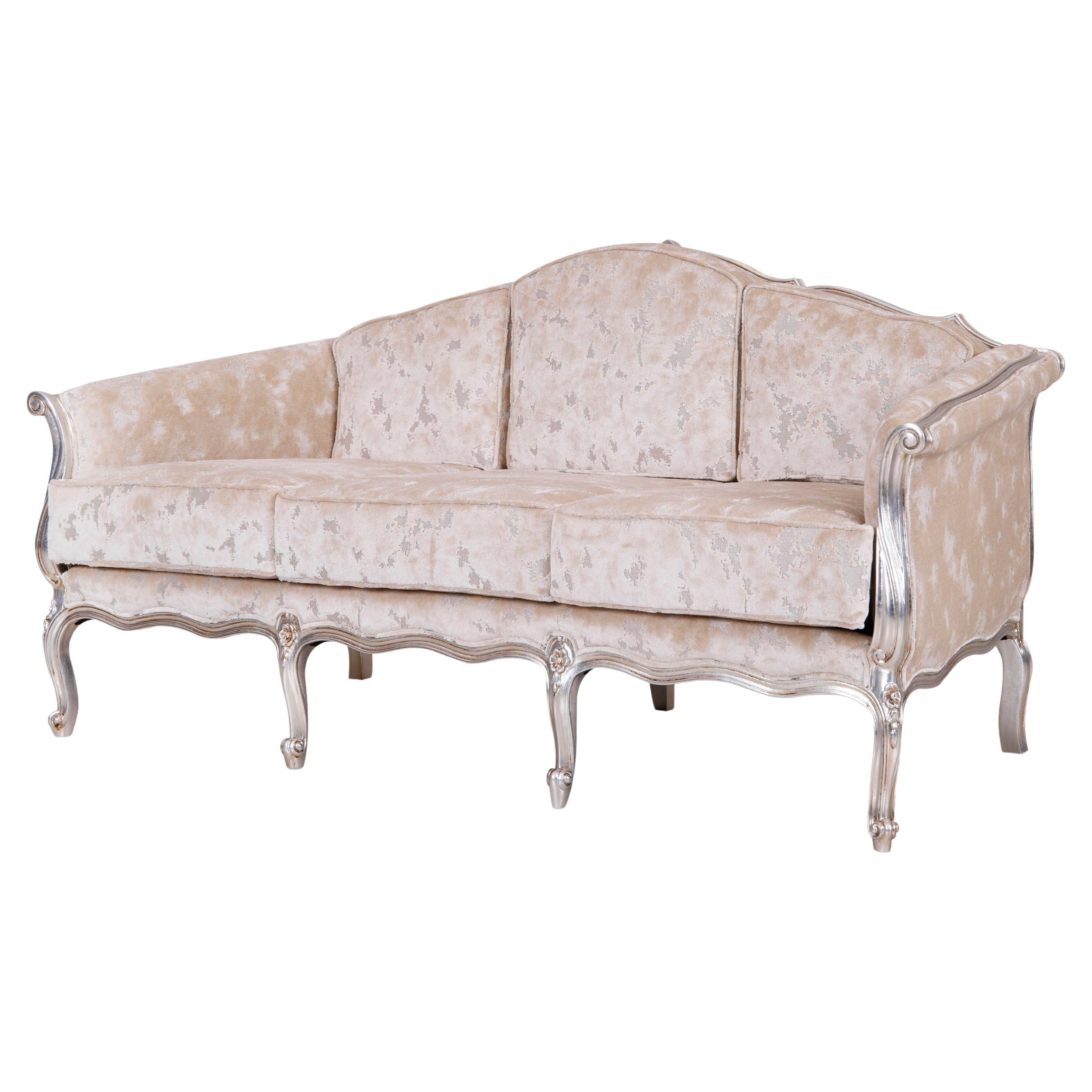 Talha Real Sofa, Neoclassical Collection, Handcrafted in Portugal - Europe by GF Modern.

The Talha Real sofa adds a sophisticated and refined touch to any living area. The sofa is upholstered in beige jacquard-patterned velvet with aged silver leaf