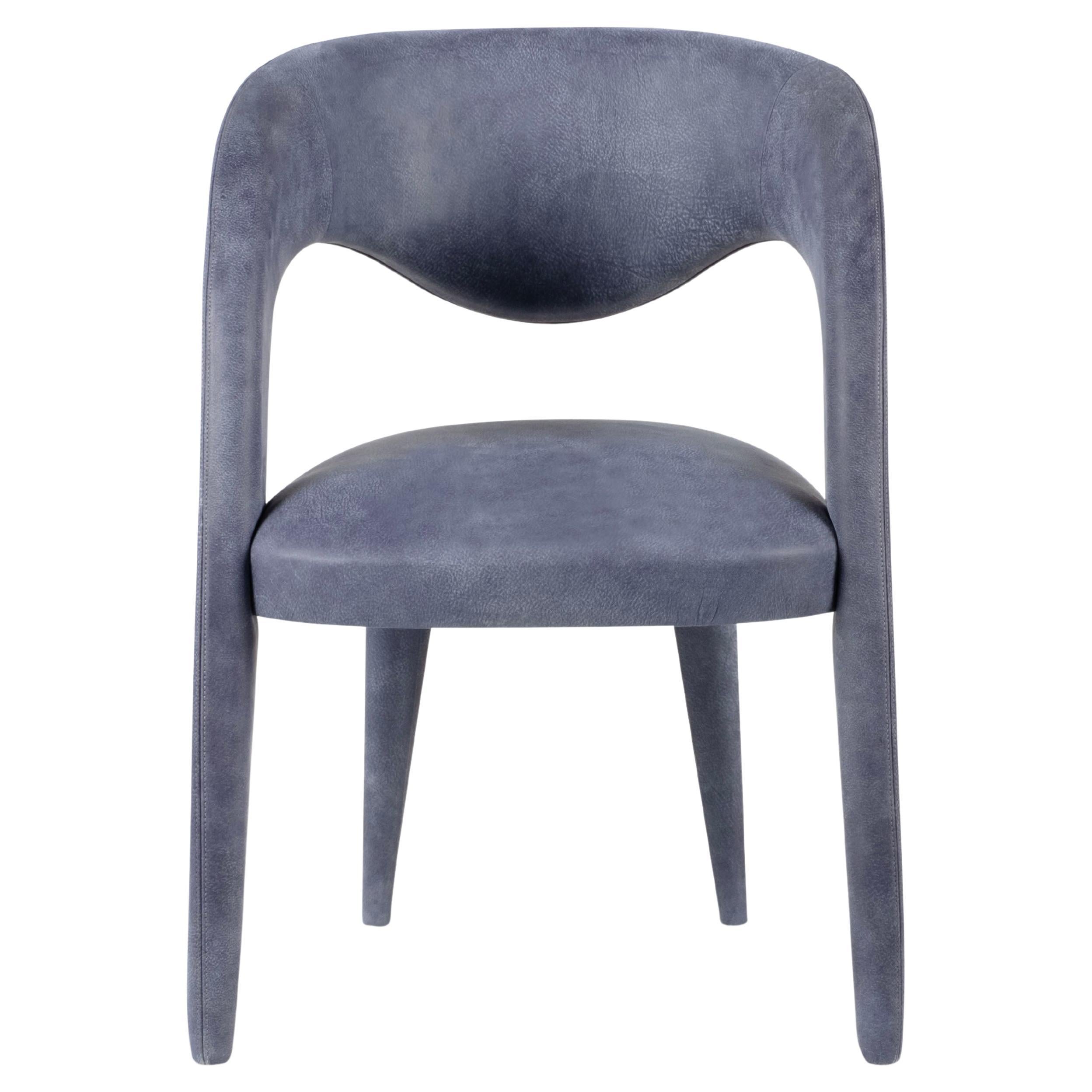 Sedia Laurence, collezione contemporanea, realizzata a mano in Portogallo - Europa da Greenapple.

La sedia da pranzo in pelle Laurence è un tributo artistico all'essenza della femminilità nel design contemporaneo. Con la sua silhouette elegante e