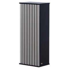 colonne de sculpture moderne en forme de flûte noire sur piédestal, fabriquée à la main au Portugal par Greenapple