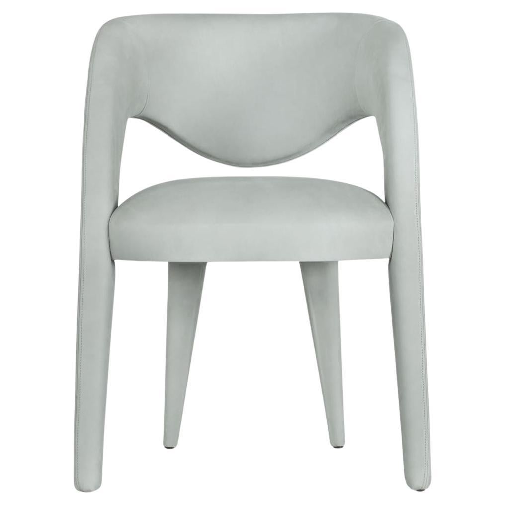 Silla Laurence, Colección Contemporánea, Fabricada a mano en Portugal - Europa por Greenapple.

La silla de comedor de piel Laurence es un homenaje artístico a la esencia de la feminidad en el diseño contemporáneo. Con su silueta elegante y