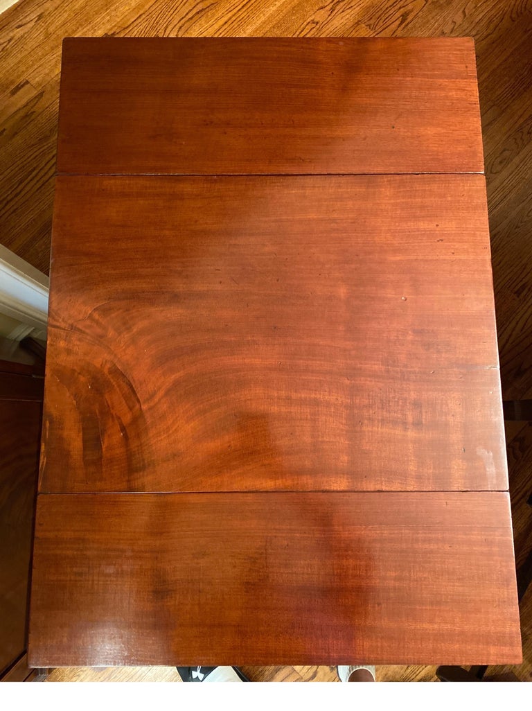 George III Mahogany Drop-Leaf Side Table In Good Condition For Sale In New York, NY