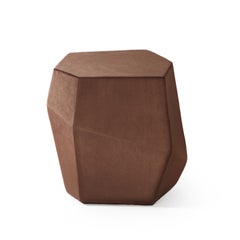 Otomana «Rock» de terciopelo marrón con diseño geométrico contemporáneo, hecha a mano por InsidherLand