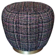 Studio Maison Nurita Pouf in tweed nero con base in metallo oro spazzolato