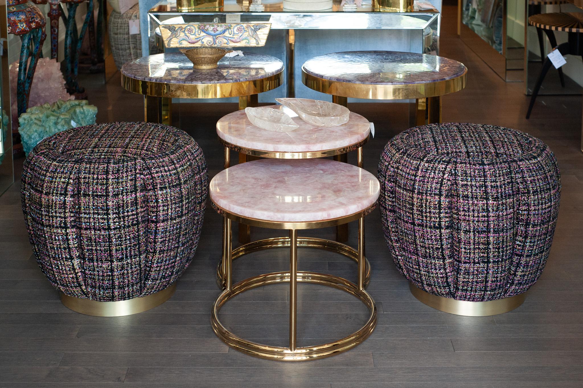 Eleva il tuo spazio con l'arte della tappezzeria. Questo splendido pouf imbottito a mano di Maison Nurita presenta una scultorea silhouette a melone con eleganti lati incanalati, avvolti in un lussuoso tweed nero multicolore e rifiniti con una base