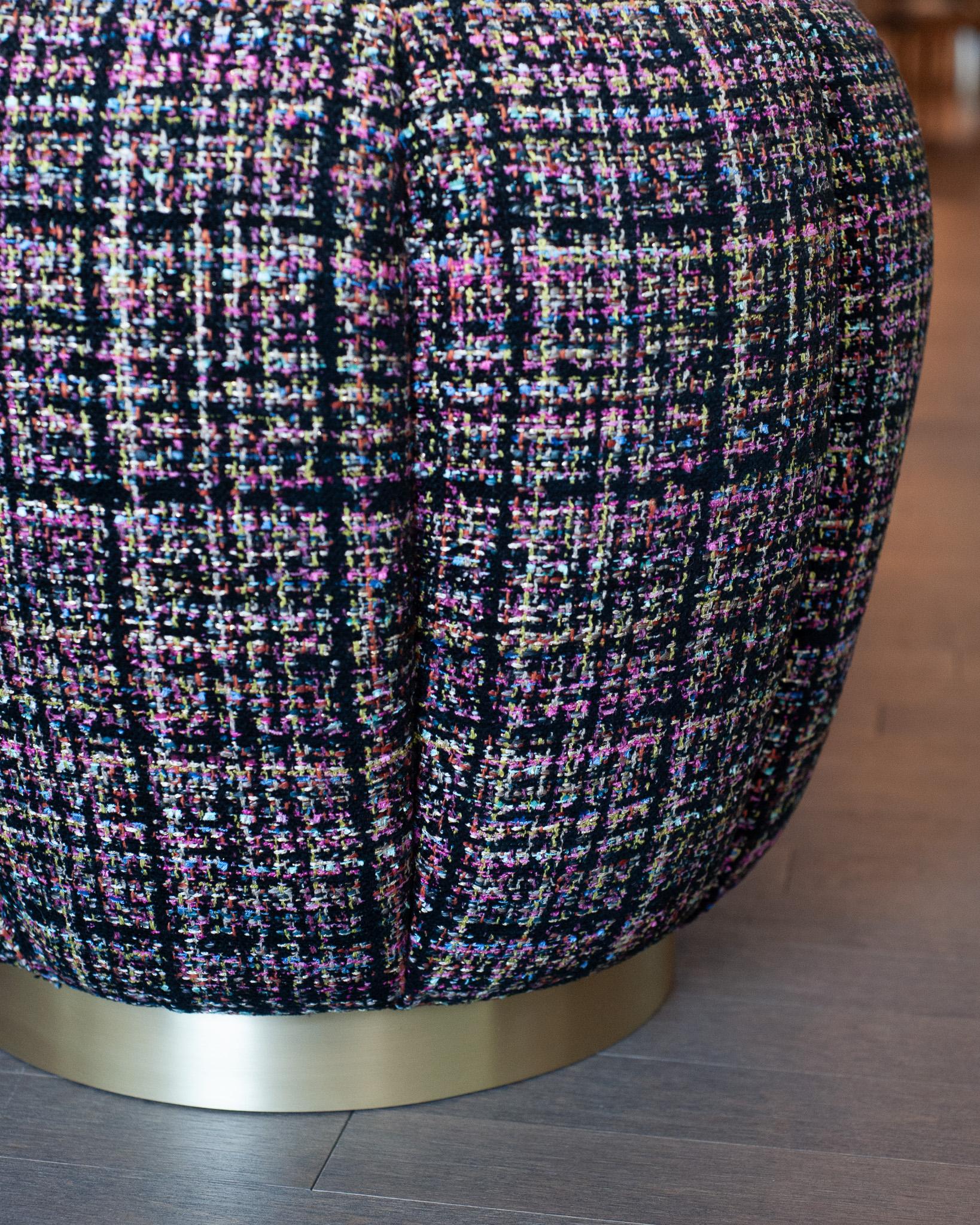 Spazzolato Studio Maison Nurita Pouf in tweed nero con base in metallo oro spazzolato in vendita