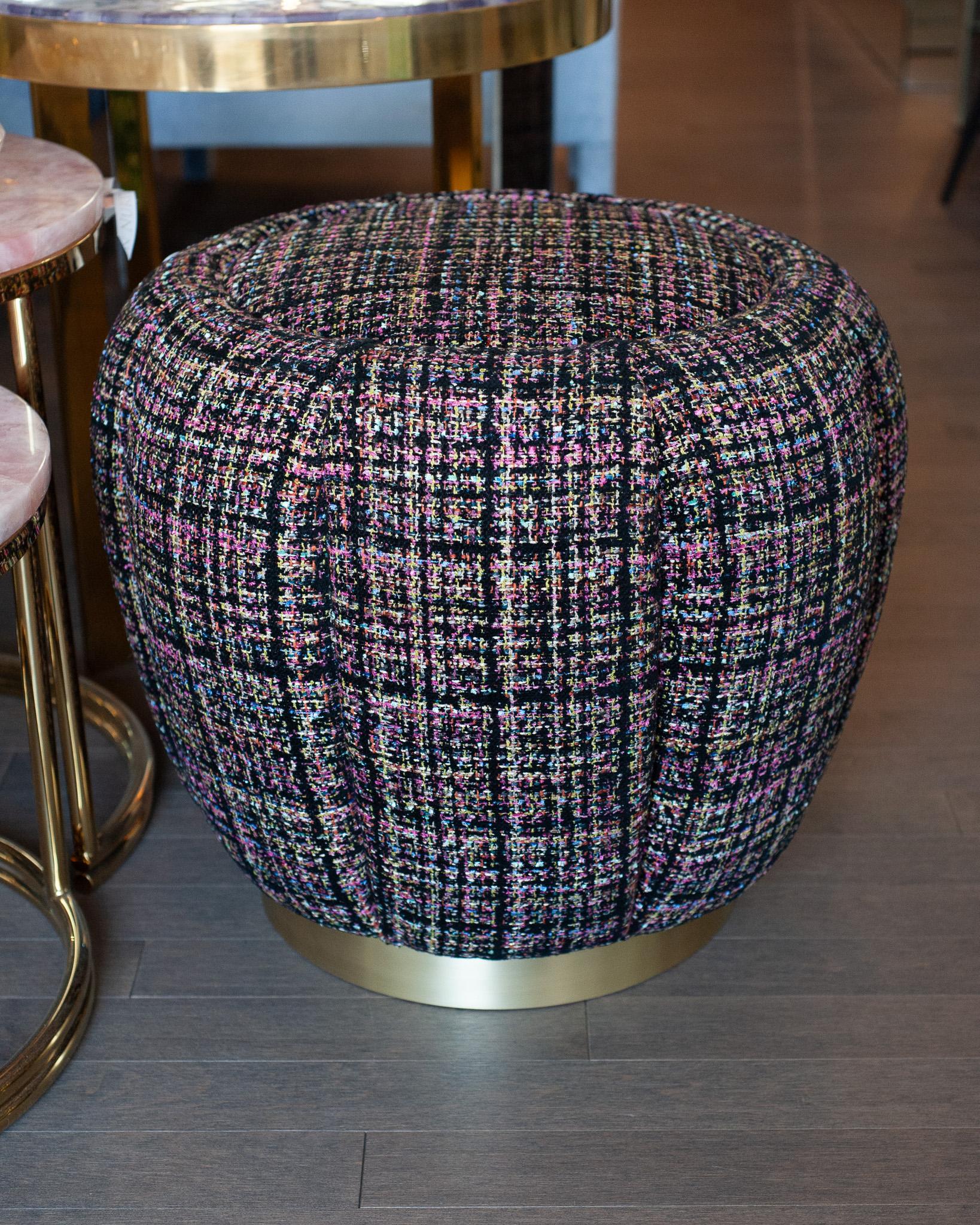 Canadese Studio Maison Nurita Pouf in tweed nero con base in metallo oro spazzolato in vendita