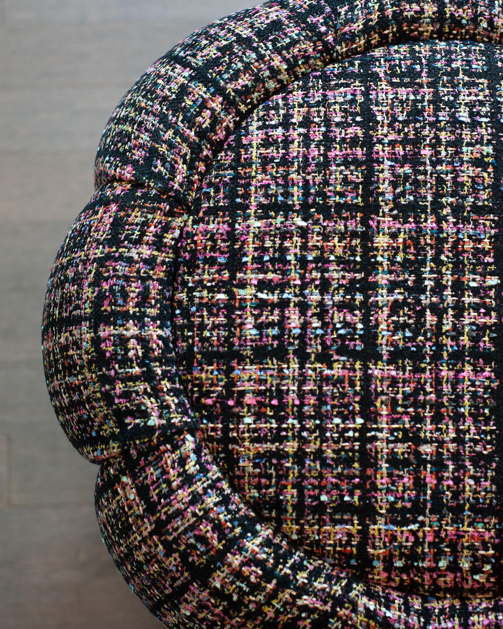 XXI secolo e contemporaneo Studio Maison Nurita Pouf in tweed nero con base in metallo oro spazzolato in vendita
