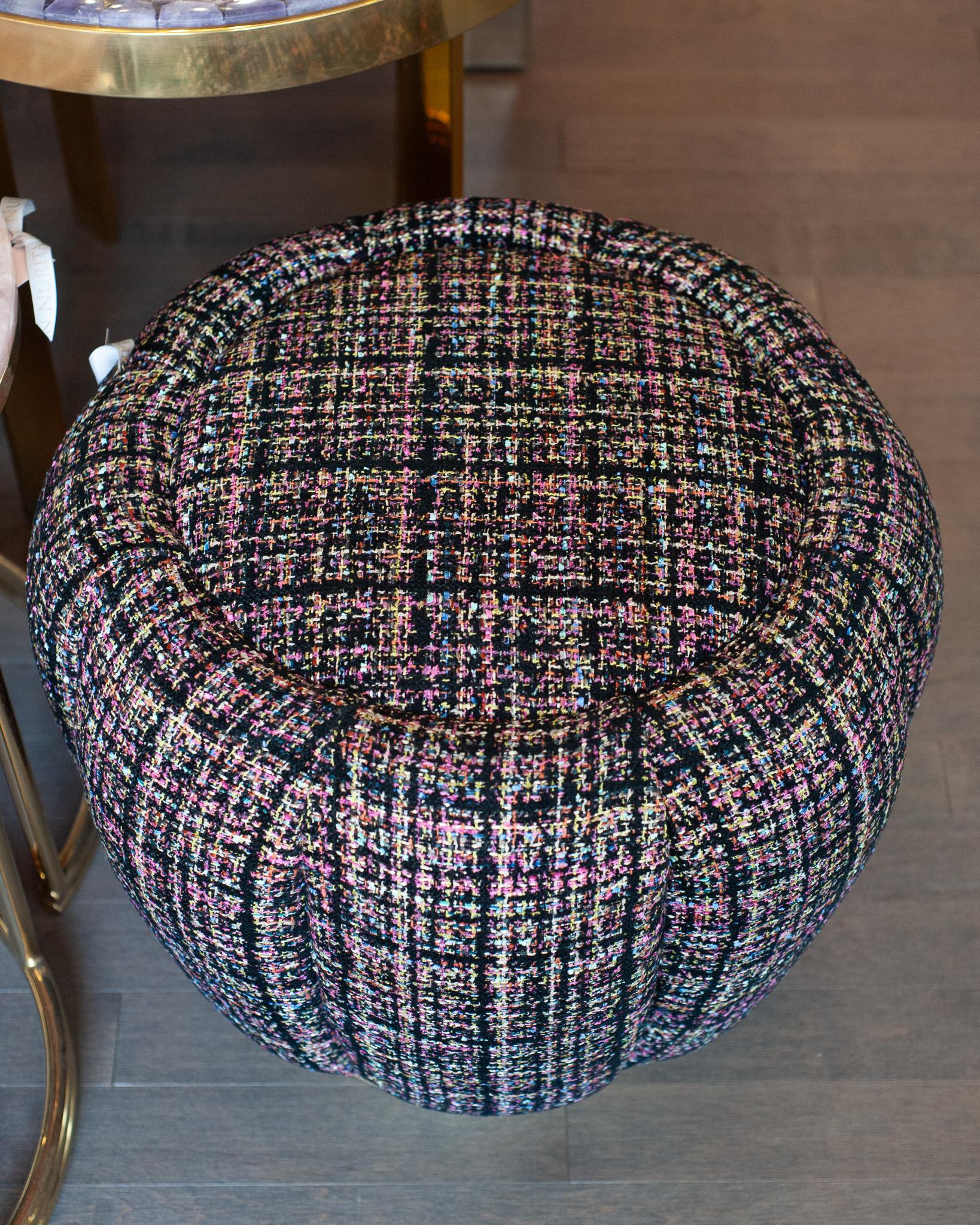 Studio Maison Nurita Pouf in tweed nero con base in metallo oro spazzolato In condizioni Nuovo in vendita a Toronto, ON