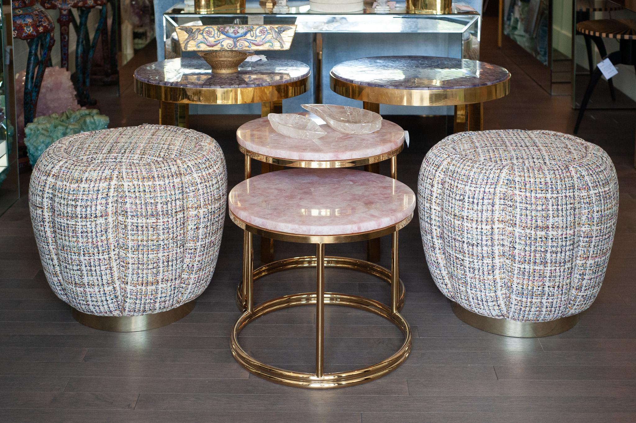 Eleva il tuo spazio con l'arte della tappezzeria. Questo splendido pouf imbottito a mano di Maison Nurita presenta una scultorea silhouette a melone con eleganti lati incanalati, avvolti in un lussuoso tweed bianco multicolore e rifiniti con una