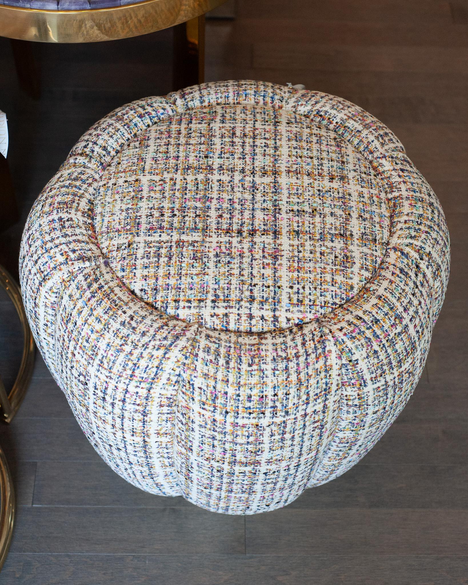 Spazzolato Studio Maison Nurita Melon Ottoman in tweed bianco con base in metallo oro lucido in vendita