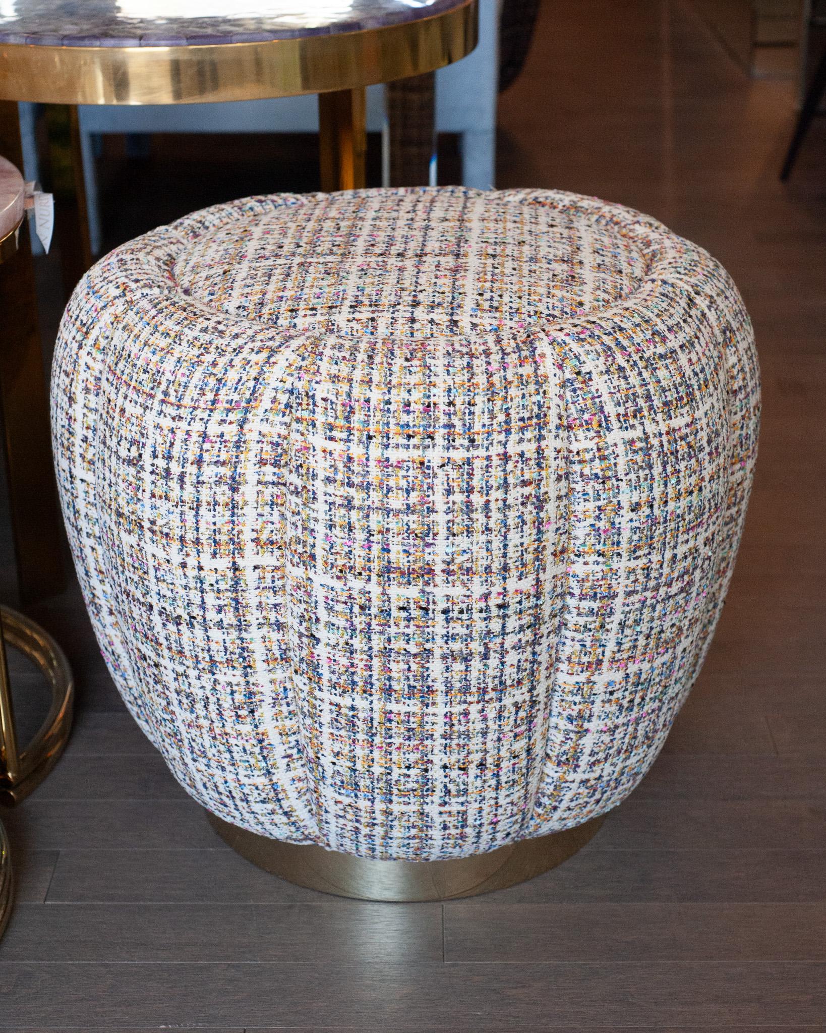 Canadese Studio Maison Nurita Melon Ottoman in tweed bianco con base in metallo oro lucido in vendita