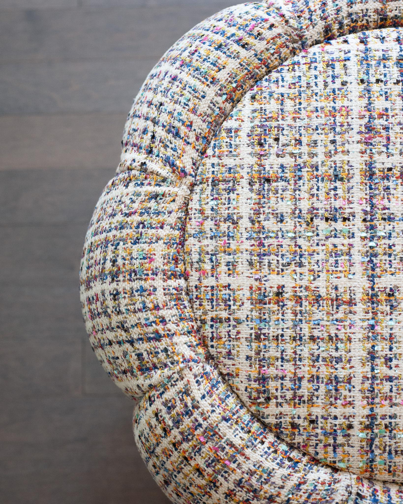 XXI secolo e contemporaneo Studio Maison Nurita Melon Ottoman in tweed bianco con base in metallo oro lucido in vendita