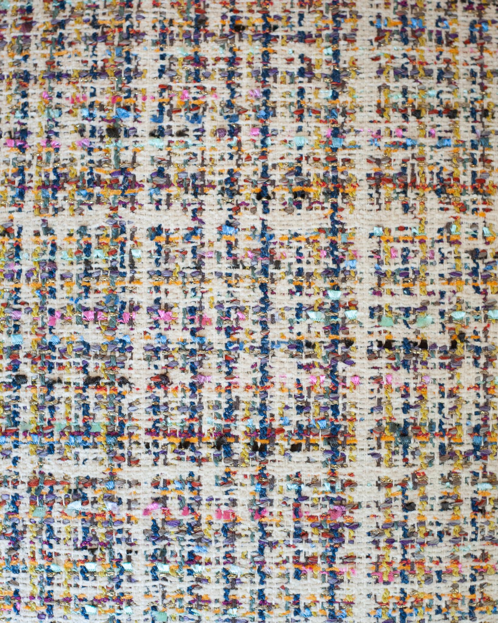 Metallo Studio Maison Nurita Melon Ottoman in tweed bianco con base in metallo oro lucido in vendita