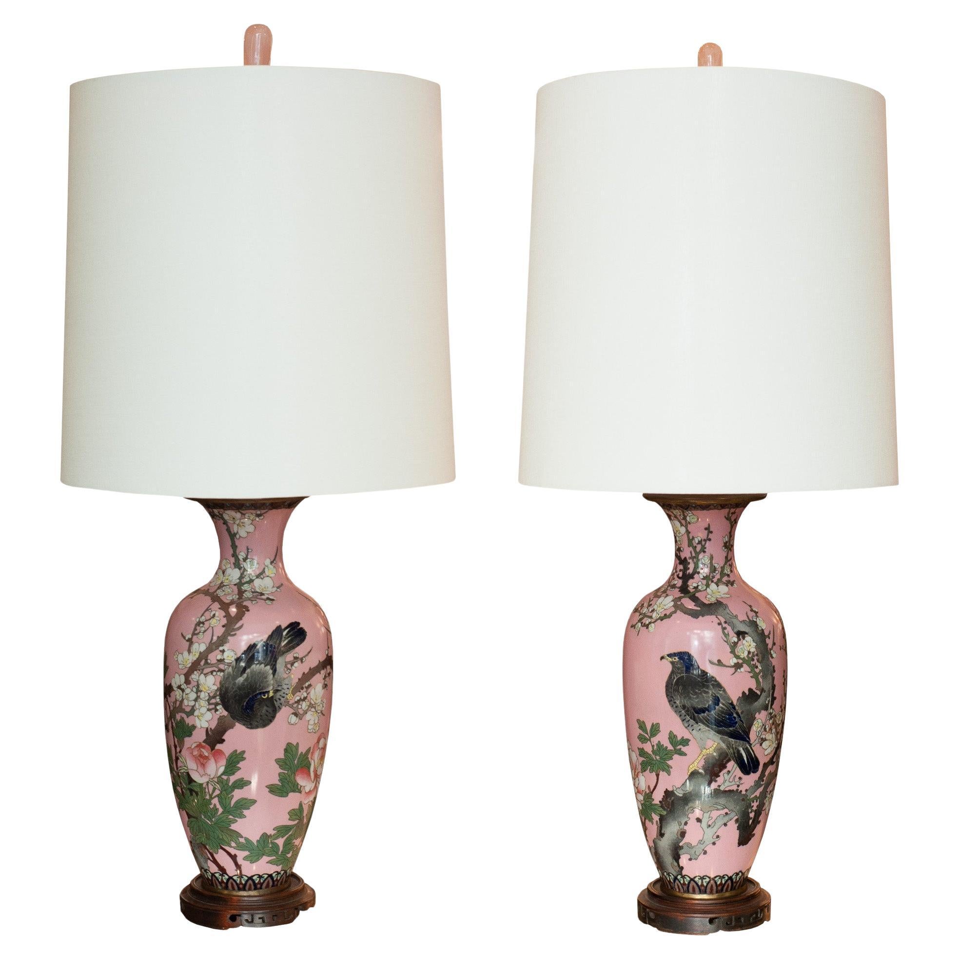 Paire de lampes japonaises anciennes en porcelaine rose avec abat-jour en lin blanc en vente
