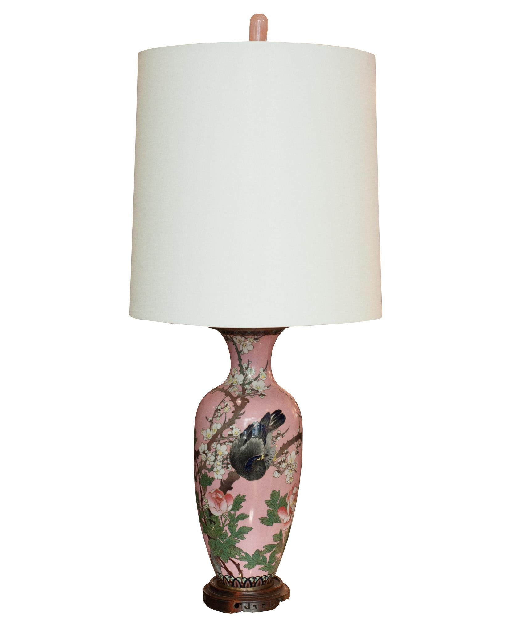Cette paire de lampes anciennes en porcelaine japonaise est extrêmement rare et précieuse, non seulement pour sa qualité artistique, mais aussi pour sa magnifique couleur rose peu commune. La poterie et la porcelaine sont l'une des plus anciennes