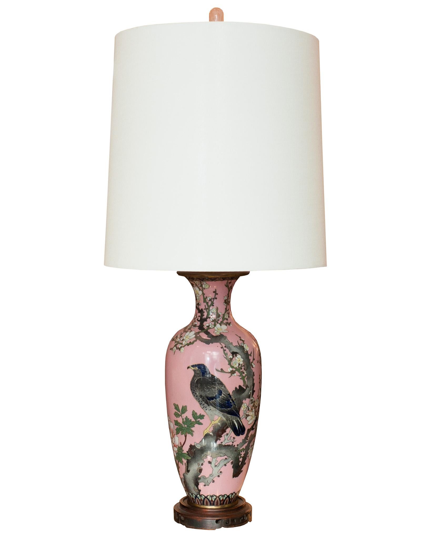 Japonais Paire de lampes japonaises anciennes en porcelaine rose avec abat-jour en lin blanc en vente