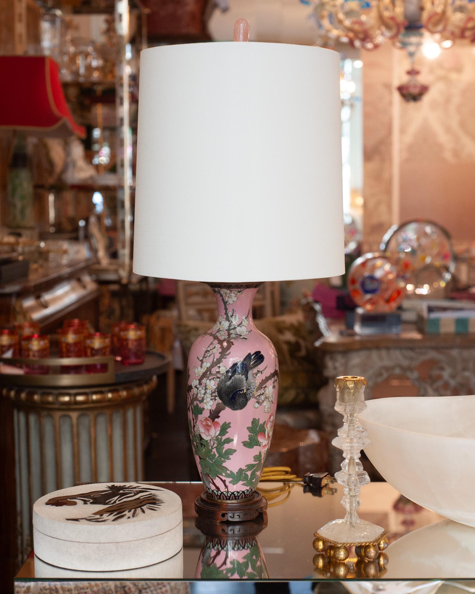 Paire de lampes japonaises anciennes en porcelaine rose avec abat-jour en lin blanc Bon état - En vente à Toronto, ON