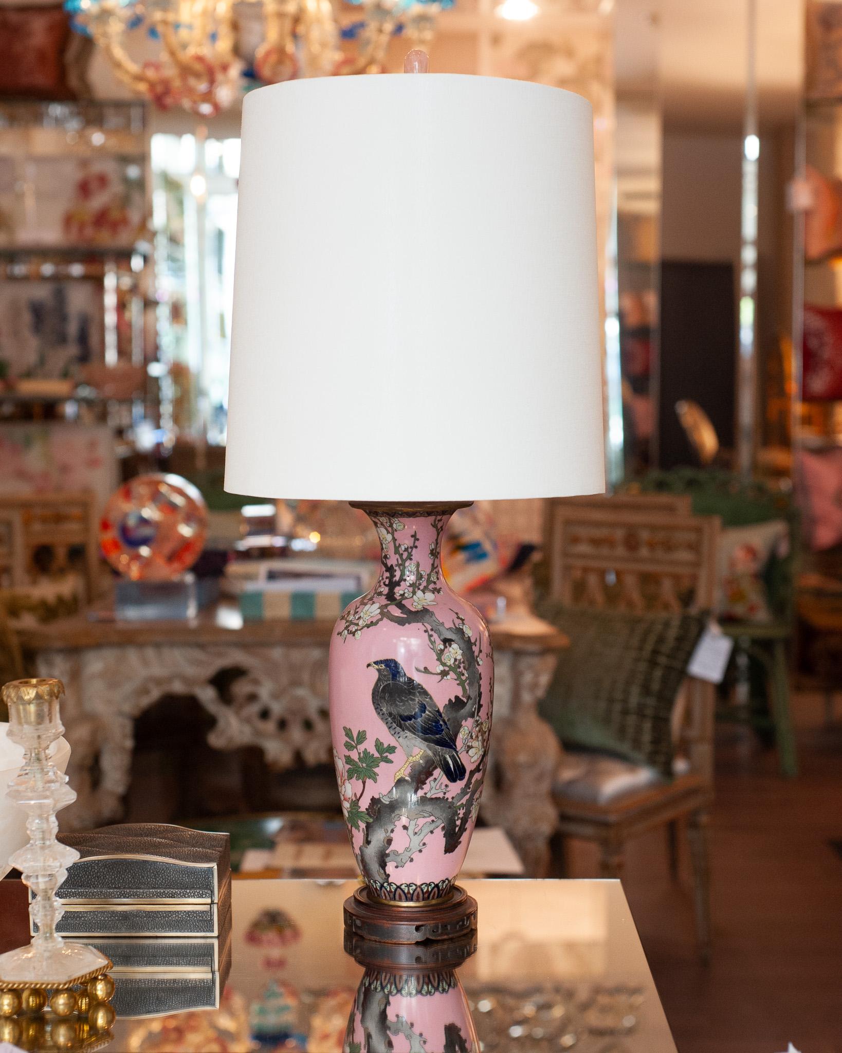 20ième siècle Paire de lampes japonaises anciennes en porcelaine rose avec abat-jour en lin blanc en vente