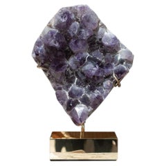 Studio Maison Nurita, großes Amethyst-Exemplar mit Sockel aus poliertem Messing