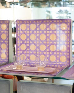 Bandeja de servicio contemporánea de acrílico con estampado de mimbre trenzado en color lila
