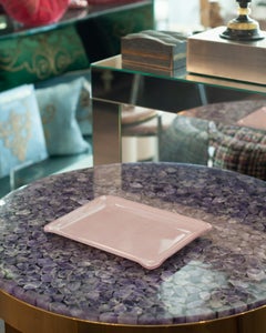 Petit plateau en acrylique avec imprimé « shagreen » contemporain, couleur rose
