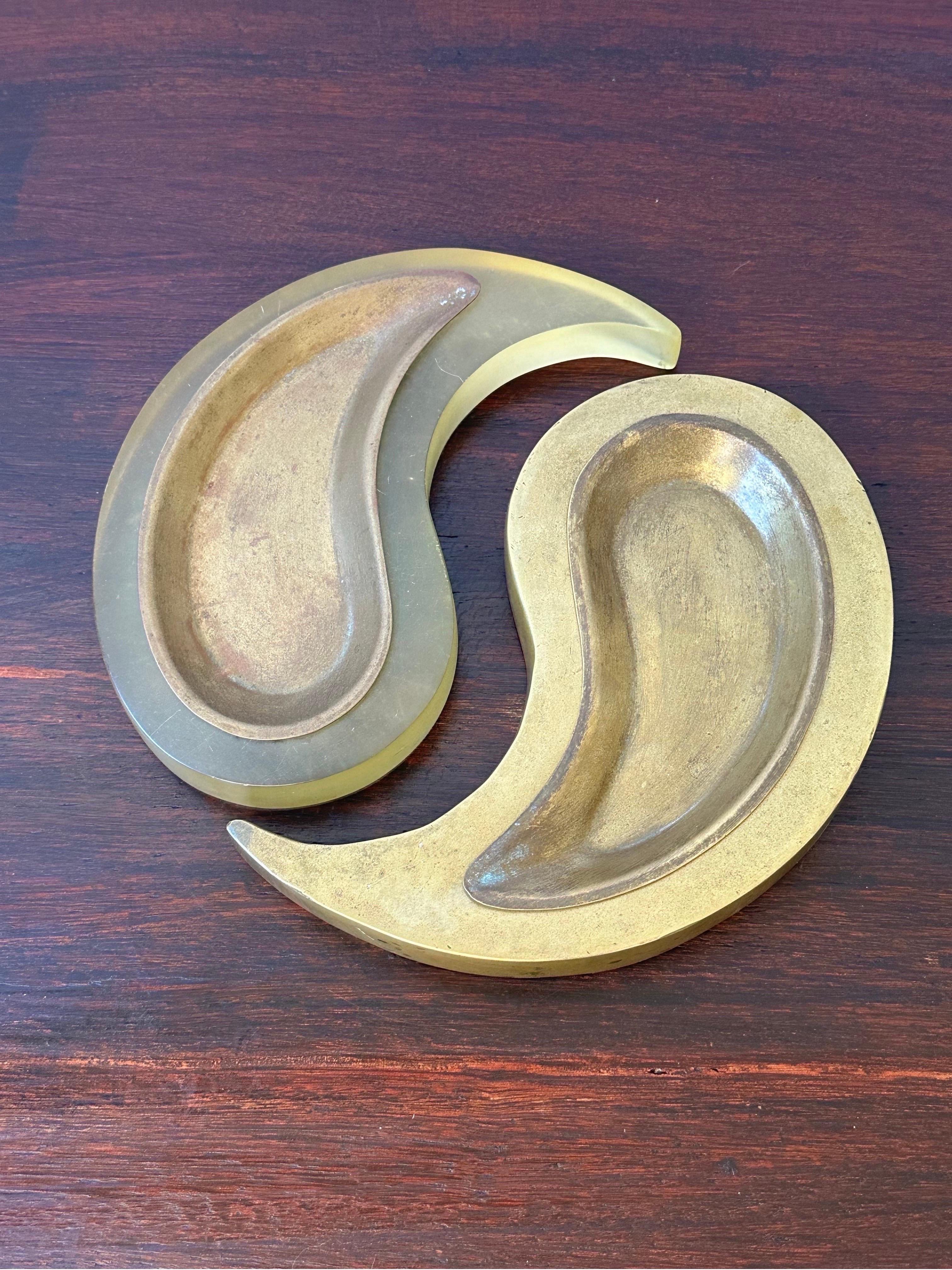Brazilian Modern Bronze and Acrylic Yin-Yang Ashtray or Catchall Tray, 1980s In Good Condition For Sale In Miami, FL