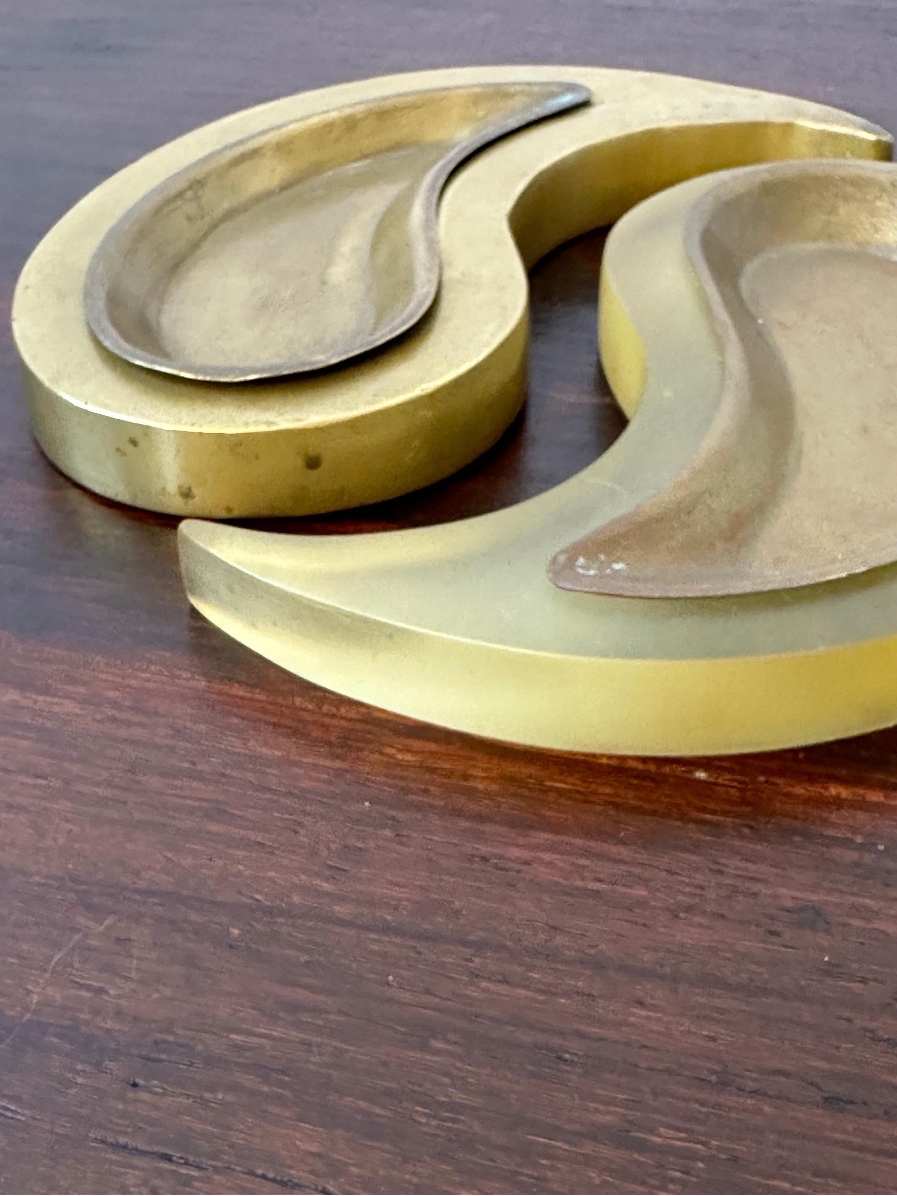 Brazilian Modern Bronze and Acrylic Yin-Yang Ashtray or Catchall Tray, 1980s For Sale 3