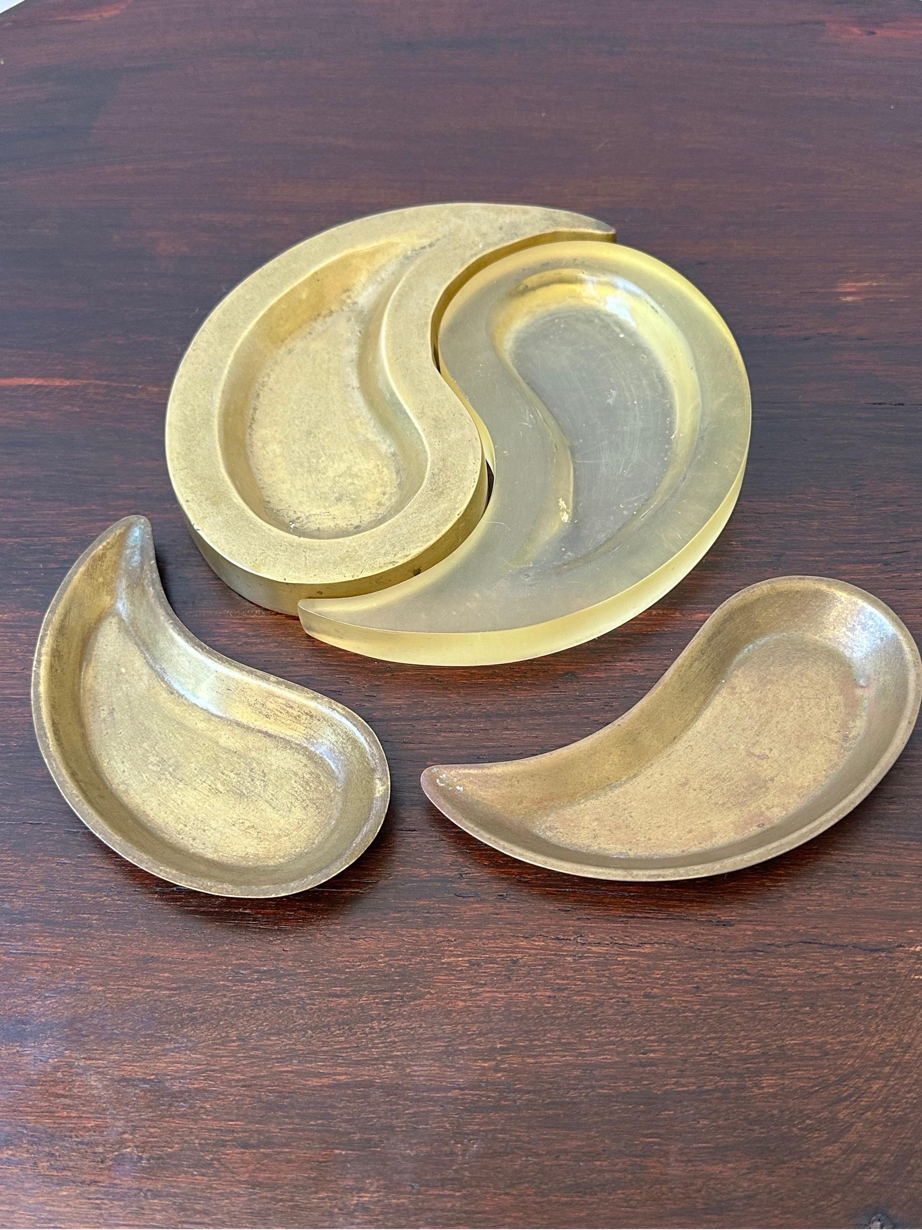 Brazilian Modern Bronze and Acrylic Yin-Yang Ashtray or Catchall Tray, 1980s For Sale 5