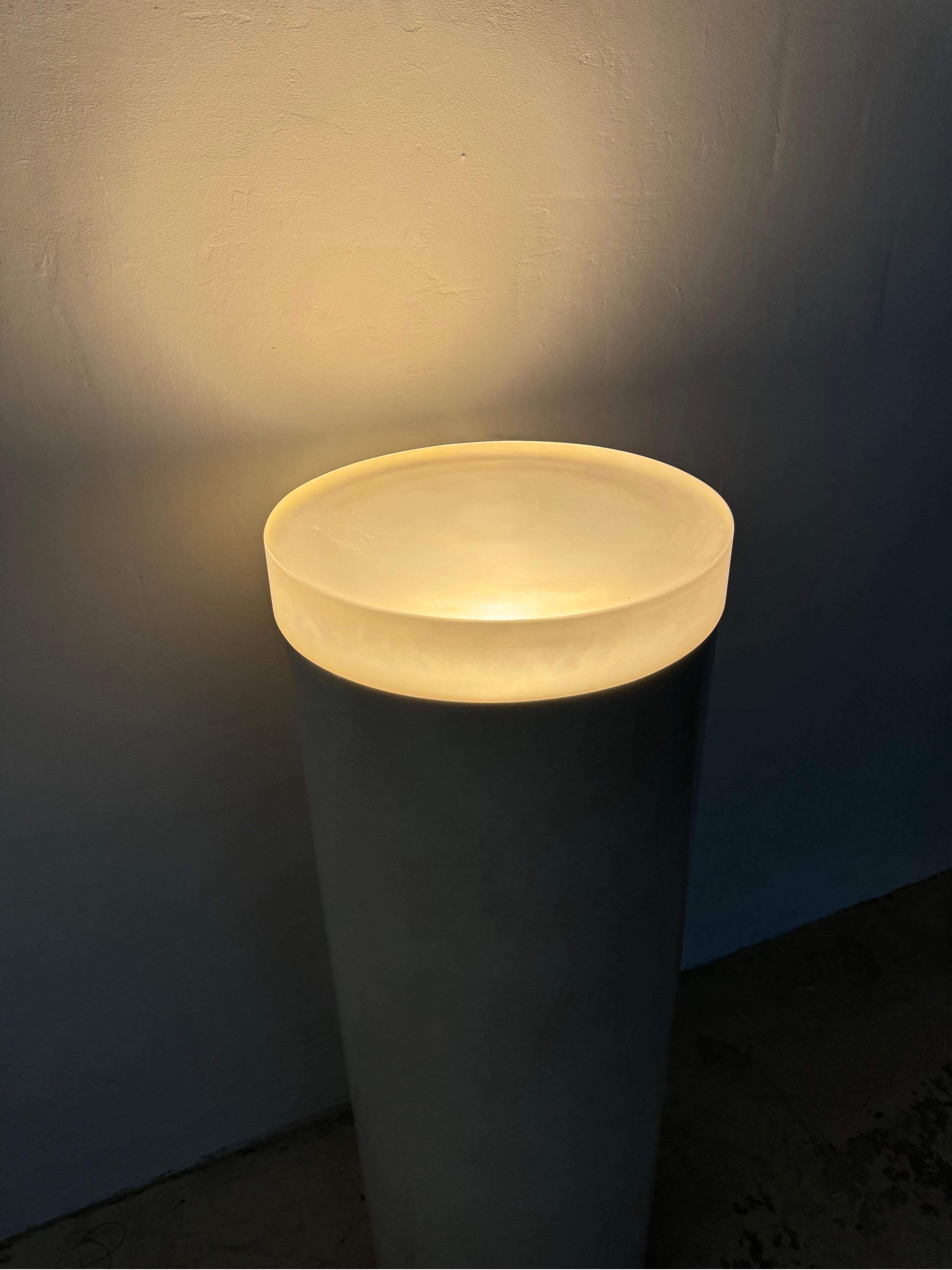 XX secolo Lampada da tavolo a piedistallo laccata del metà del secolo scorso con piano acilico in vendita