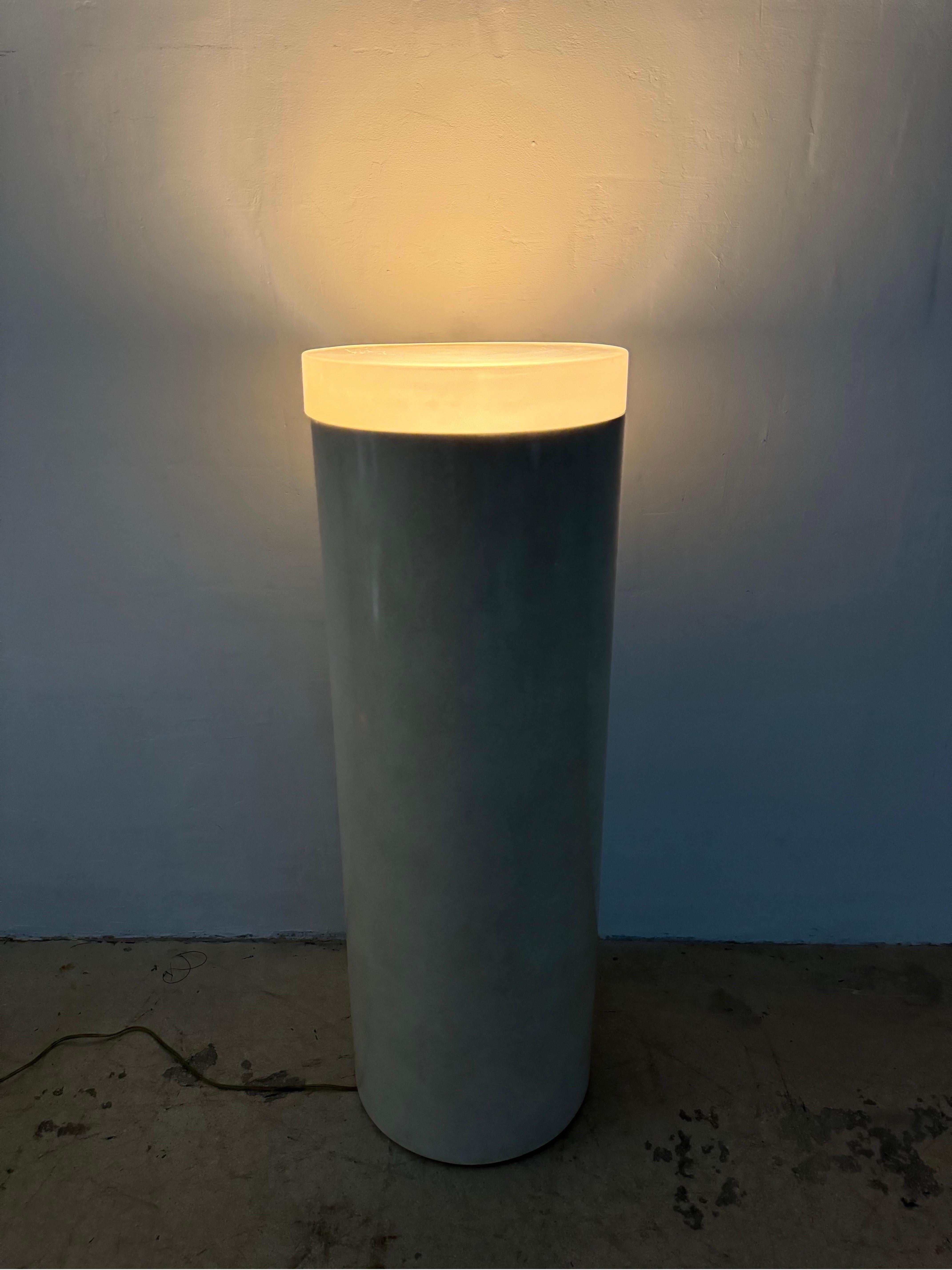 Acrilico Lampada da tavolo a piedistallo laccata del metà del secolo scorso con piano acilico in vendita