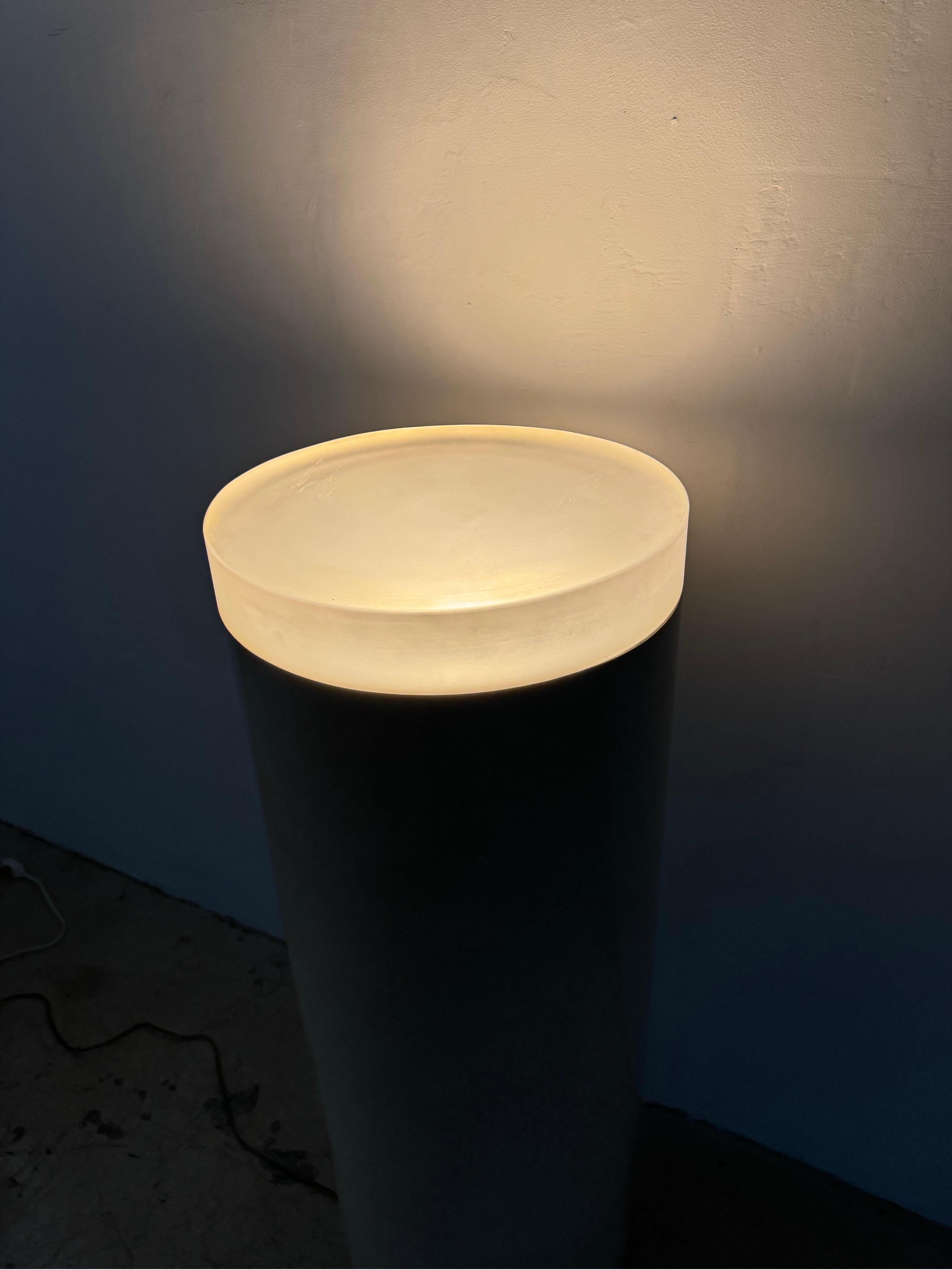 Lampada da tavolo a piedistallo laccata del metà del secolo scorso con piano acilico in vendita 2