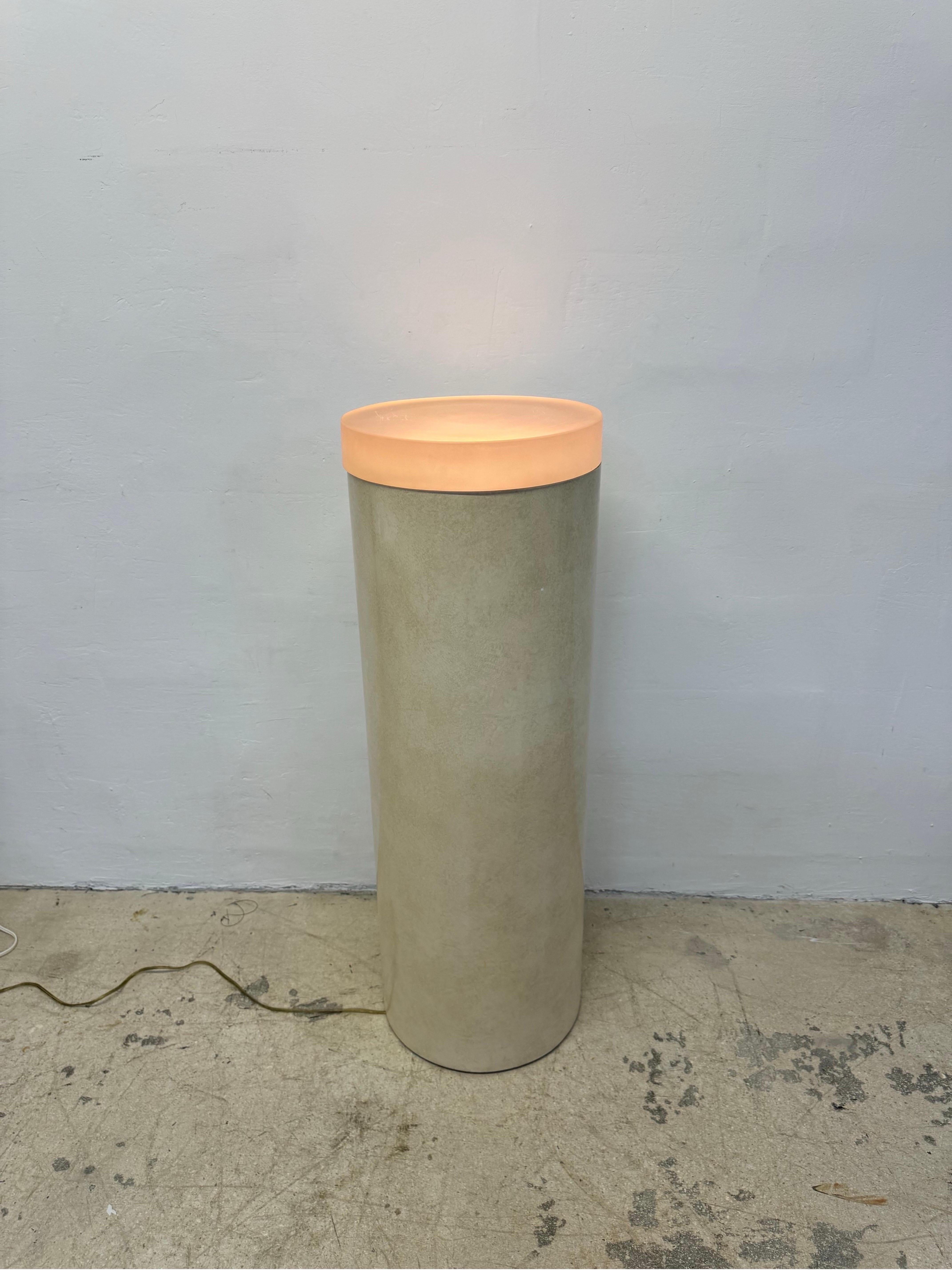 Lampada da tavolo a piedistallo laccata del metà del secolo scorso con piano acilico in vendita 6