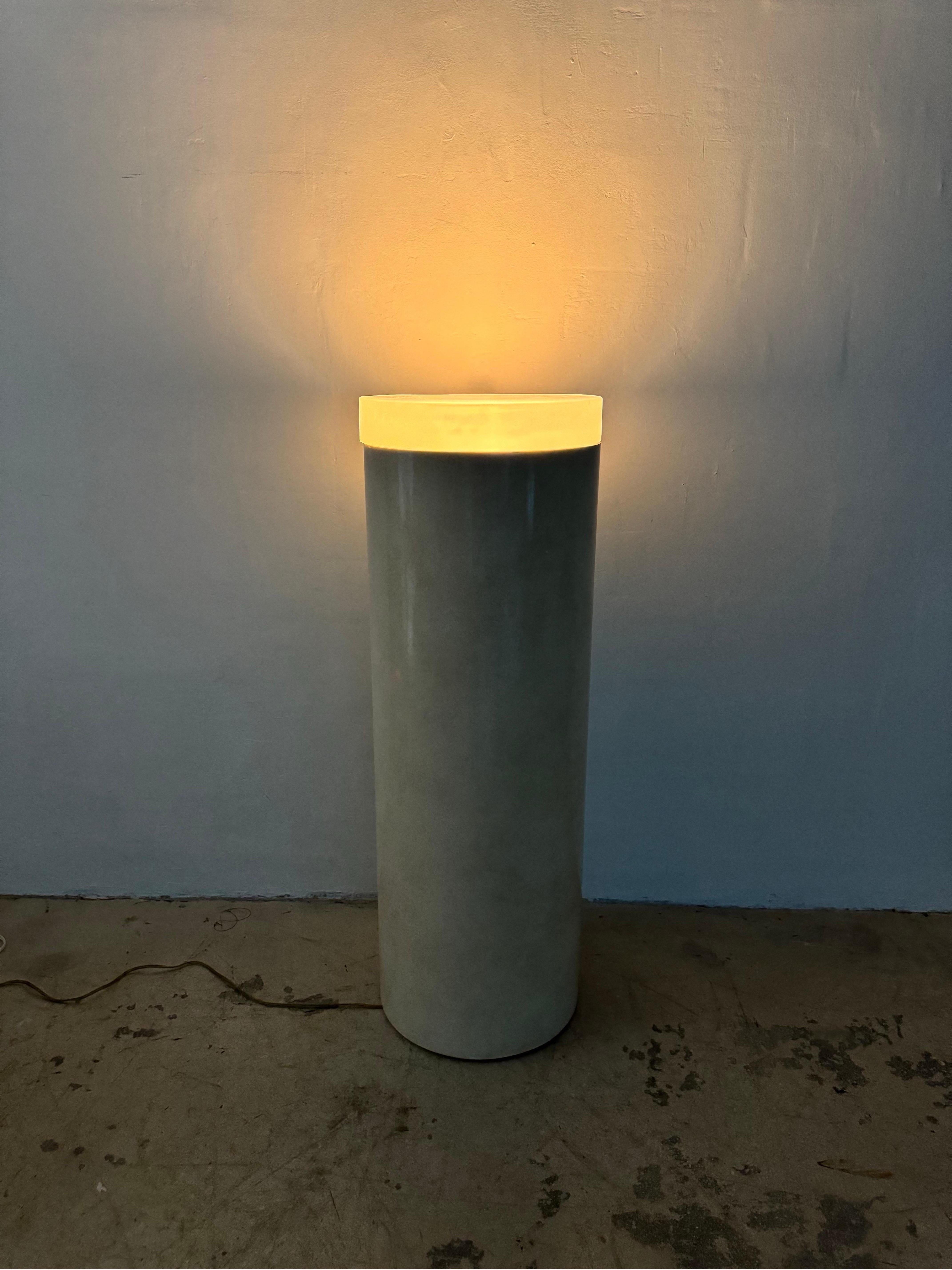 Lampada da tavolo a piedistallo laccata del metà del secolo scorso con piano acilico in vendita 7