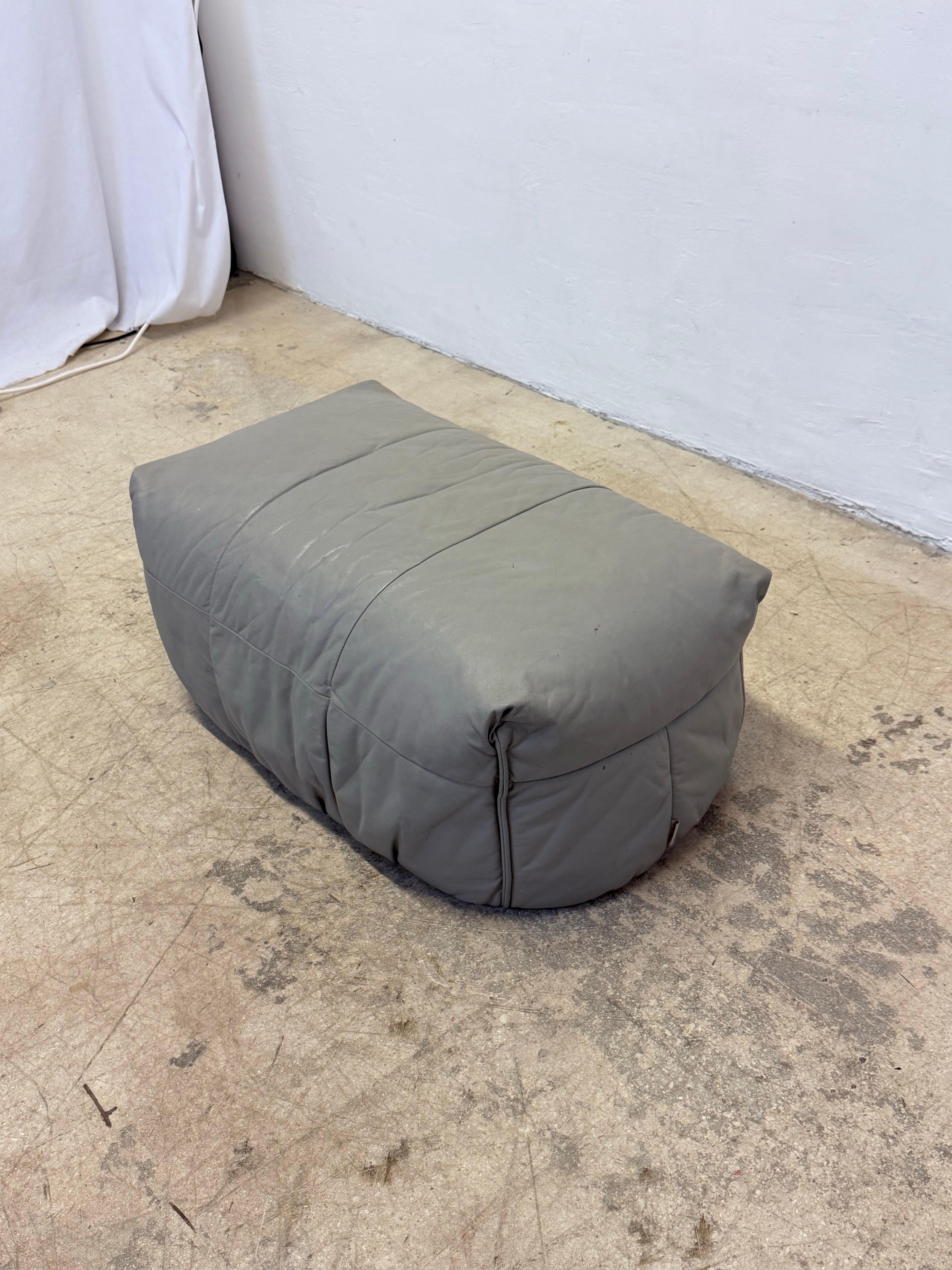 XX secolo Pouf o poggiapiedi in pelle Michel Ducaroy Brigantin per Ligne Roset, anni '70 in vendita