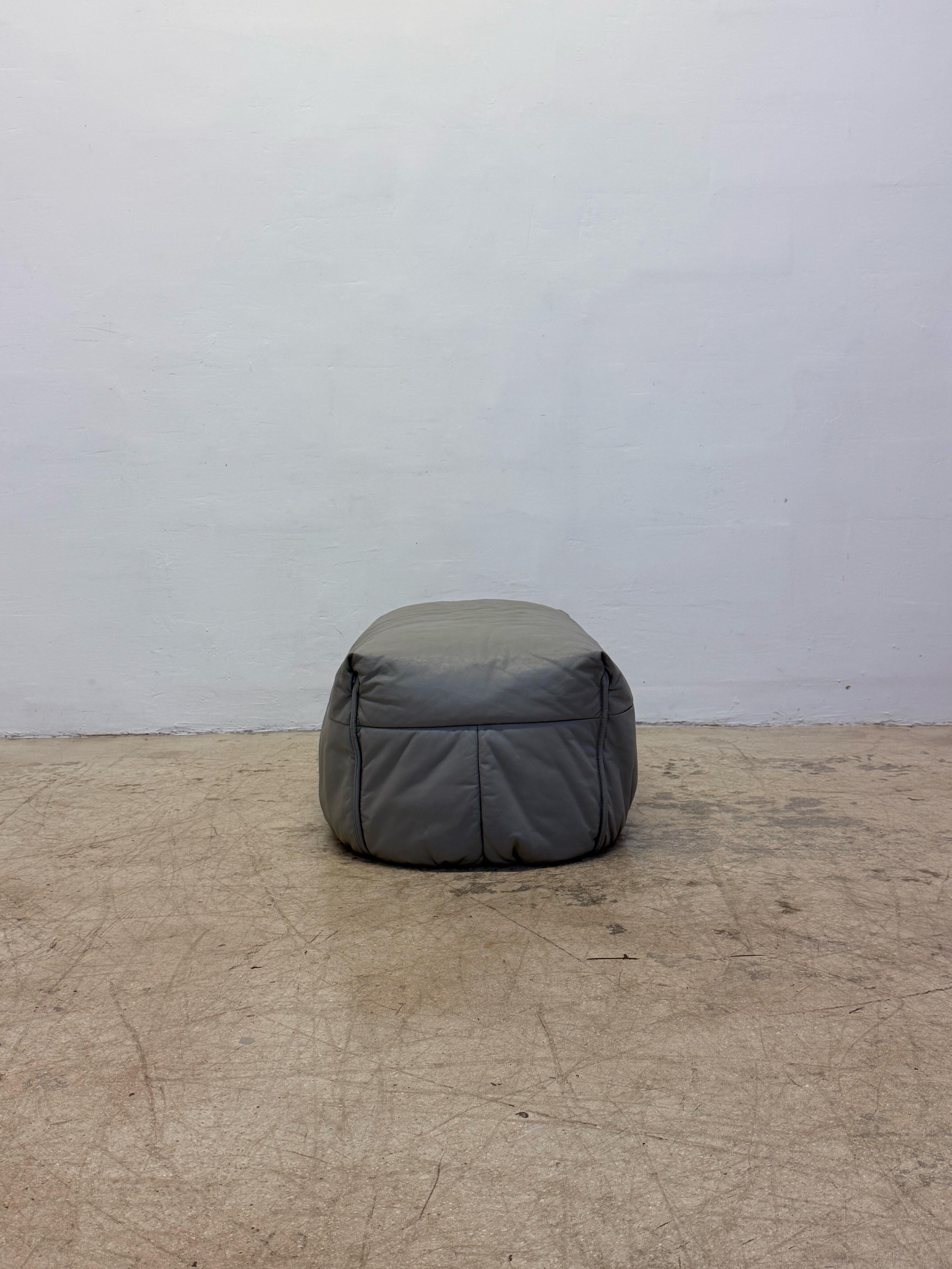 Mid-Century moderno Pouf o poggiapiedi in pelle Michel Ducaroy Brigantin per Ligne Roset, anni '70 in vendita
