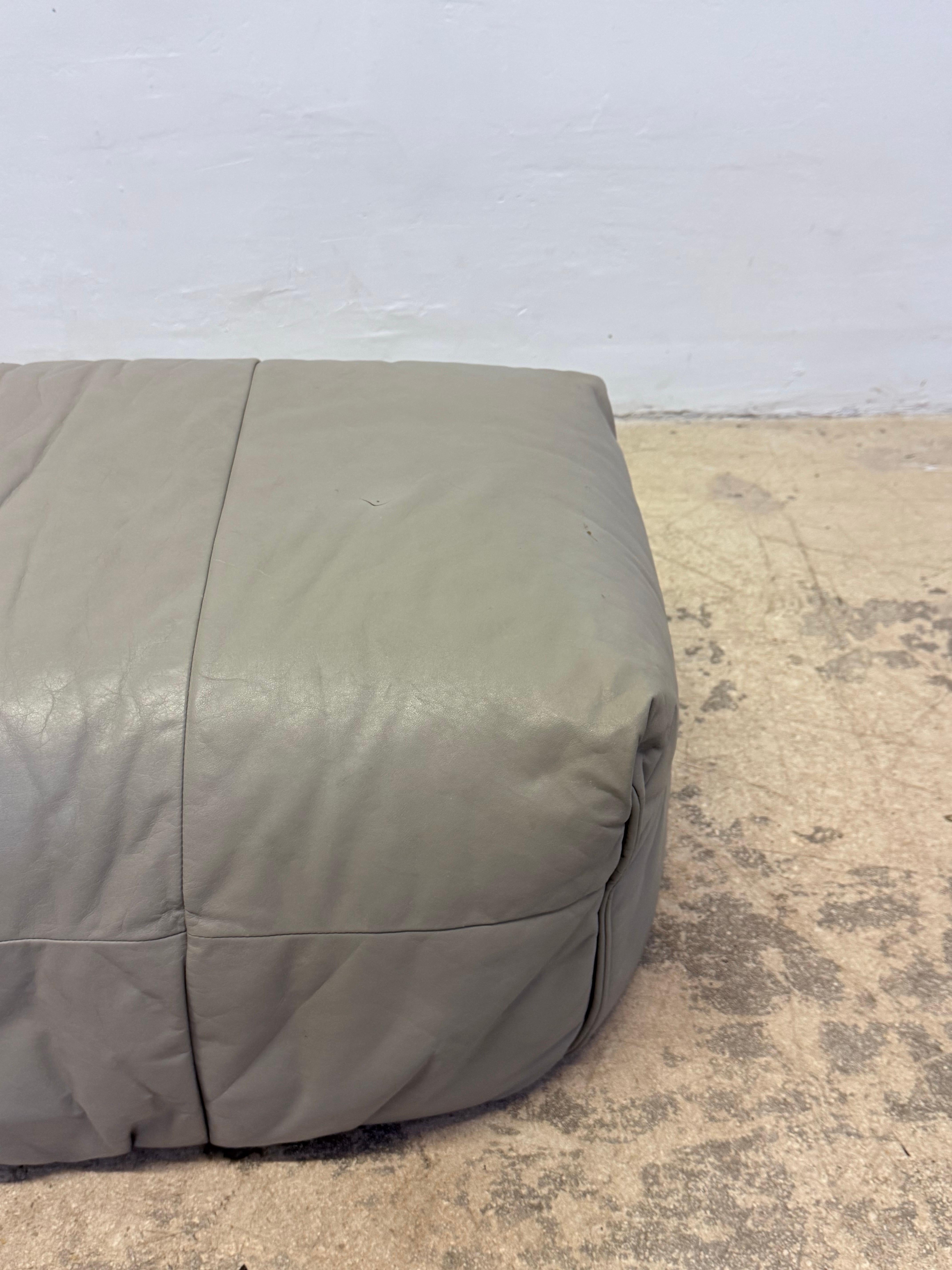 Pouf o poggiapiedi in pelle Michel Ducaroy Brigantin per Ligne Roset, anni '70 in vendita 3