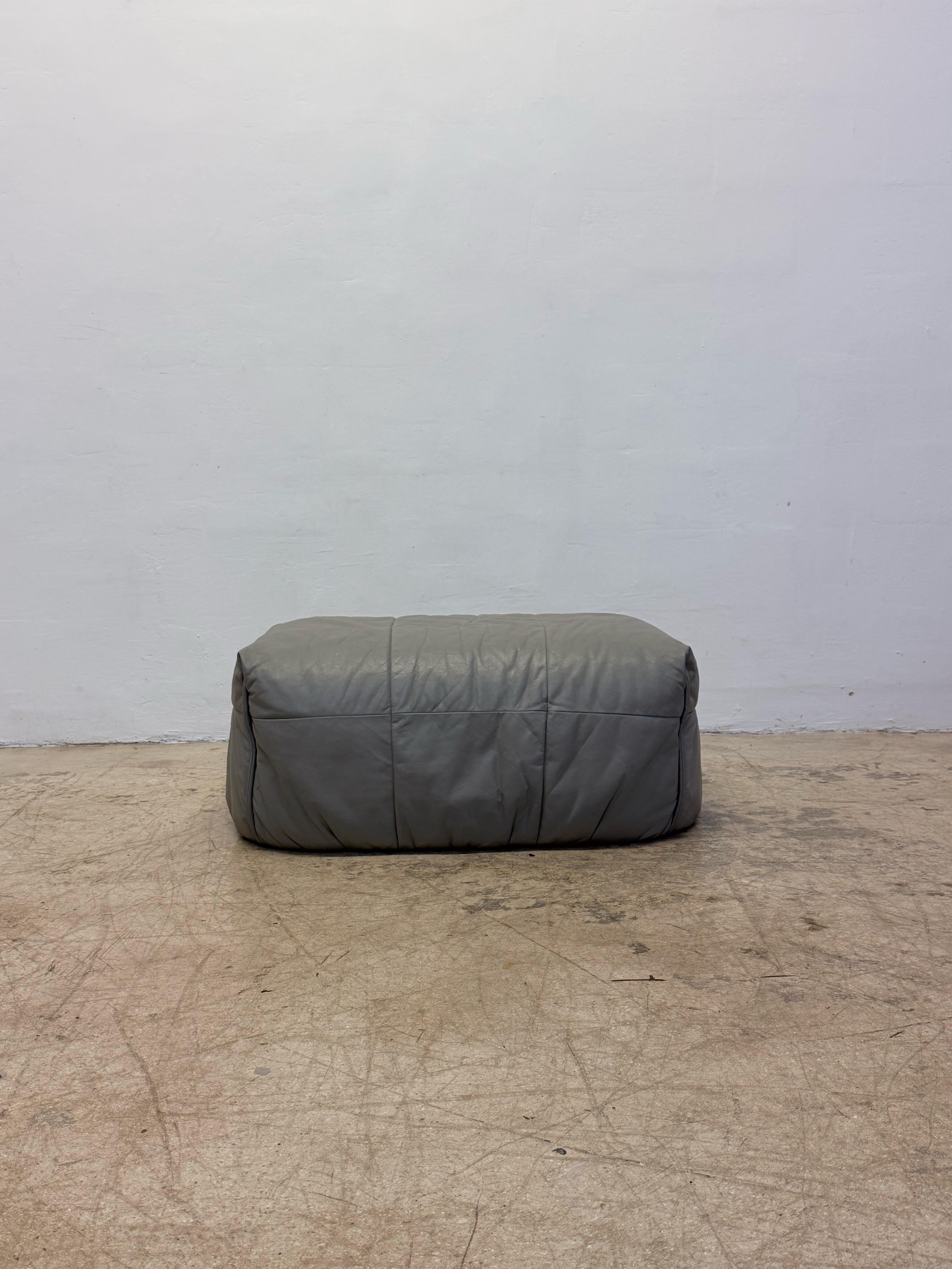 Francese Pouf o poggiapiedi in pelle Michel Ducaroy Brigantin per Ligne Roset, anni '70 in vendita